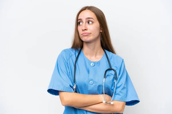 Jonge Verpleegster Vrouw Geïsoleerd Witte Achtergrond Het Maken Van Twijfels — Stockfoto