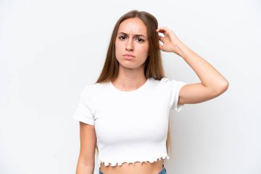 Beyaz arka planda izole edilmiş genç beyaz kadın şüpheleri var.