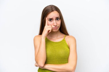 Beyaz arka planda izole edilmiş beyaz bir kadın bir fikir düşünüyor.