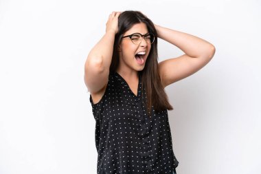 Beyaz arka planda izole edilmiş genç Brezilyalı kadın bunalımda.