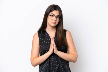 Beyaz arka planda izole edilmiş genç Brezilyalı kadın avuç içlerini bir arada tutuyor. İnsan bir şey ister.