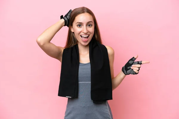 Young Sport Caucasian Woman Wearing Towel Isolated Pink Background Surprised — Stock fotografie