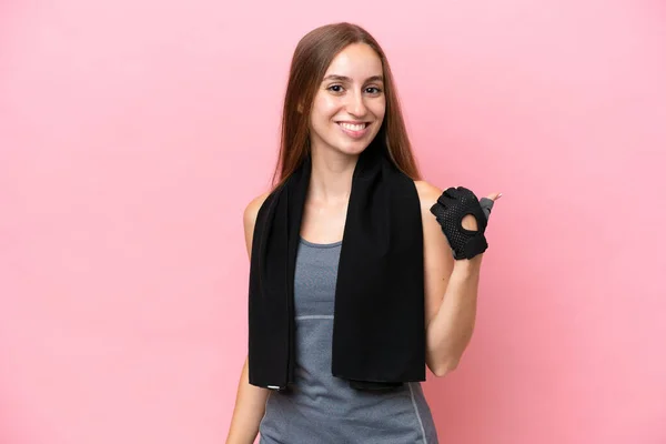 Young Sport Caucasian Woman Wearing Towel Isolated Pink Background Pointing — Φωτογραφία Αρχείου