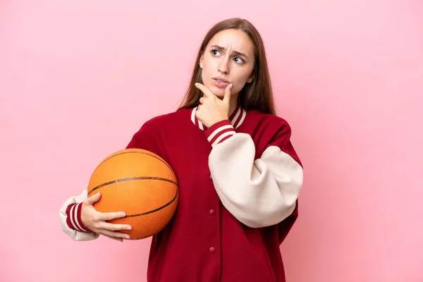 Young Caucasian Basketball Player Woman Isolated Pink Background Having Doubts — Stock fotografie