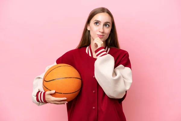 Young Caucasian Basketball Player Woman Isolated Pink Background Looking — Stock fotografie