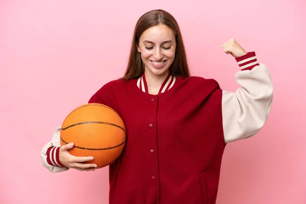 Молода Біла Баскетболістка Над Ізольованою Рожевому Фоні Робить Сильний Жест — стокове фото
