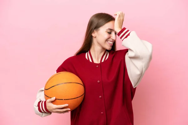 Young Caucasian Basketball Player Woman Isolated Pink Background Has Realized — ストック写真