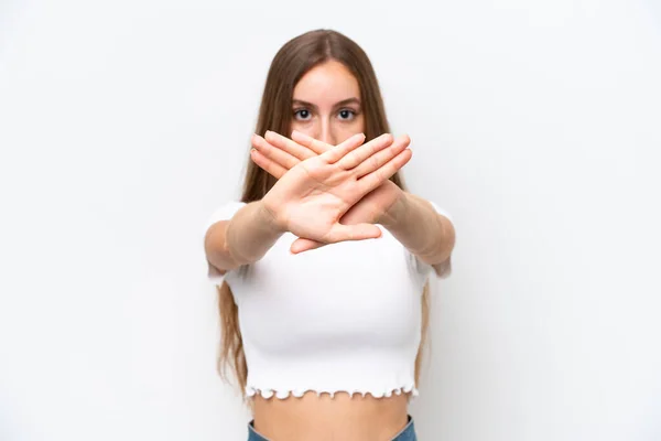 Νεαρή Καυκάσια Γυναίκα Απομονωμένη Λευκό Φόντο Κάνοντας Χειρονομία Στοπ Χέρι — Φωτογραφία Αρχείου