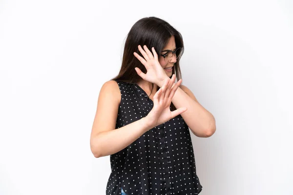 Молодая Бразильская Женщина Изолирована Белом Фоне Нервно Протягивая Руки Передней — стоковое фото