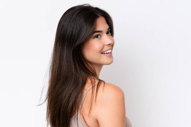 Beyaz arka planda izole edilmiş genç Brezilyalı kadın. Portre