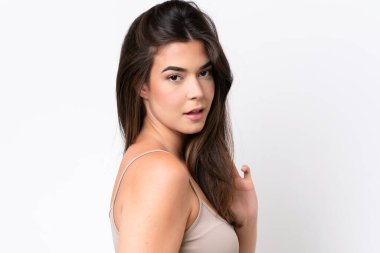 Beyaz arka planda izole edilmiş genç Brezilyalı kadın. Portreyi kapat