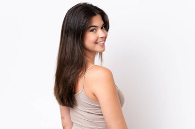 Beyaz arka planda izole edilmiş genç Brezilyalı kadın. Portre