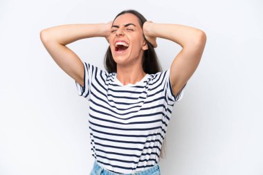 Beyaz arka planda izole edilmiş genç beyaz kadın bunalıma girdi.