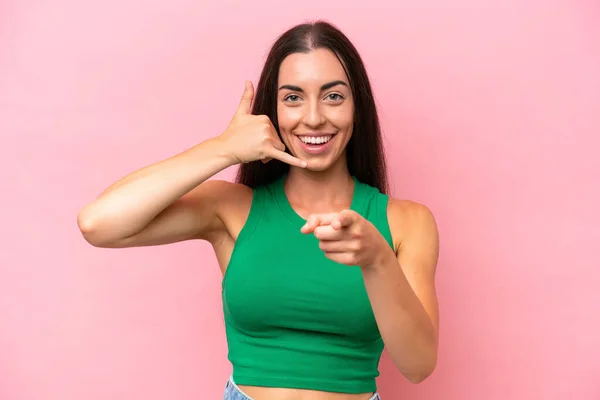 Mujer Joven Caucásica Aislada Sobre Fondo Rosa Haciendo Gesto Teléfono —  Fotos de Stock