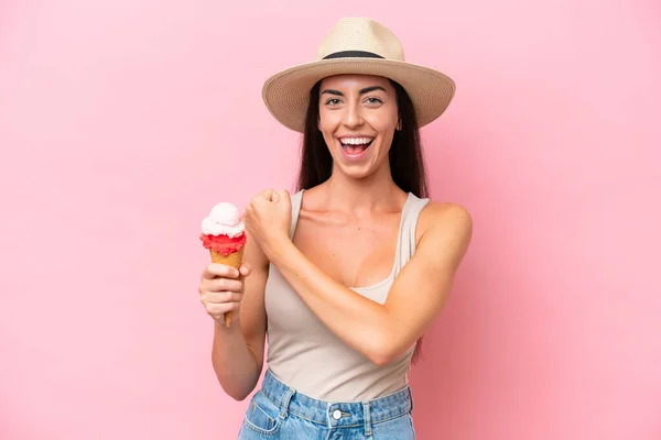 Νεαρή Καυκάσια Γυναίκα Ένα Κορνέτο Παγωτό Απομονωμένο Ροζ Φόντο Γιορτάζει — Φωτογραφία Αρχείου