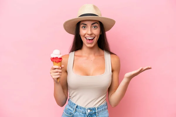 一个年轻的高加索女人 带着玉米粒冰淇淋 背景粉色 面部表情震惊 — 图库照片