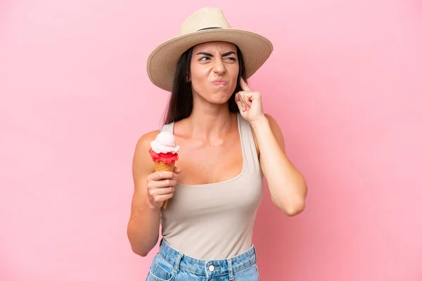 Mulher Caucasiana Jovem Com Sorvete Corneto Isolado Fundo Rosa Frustrado — Fotografia de Stock