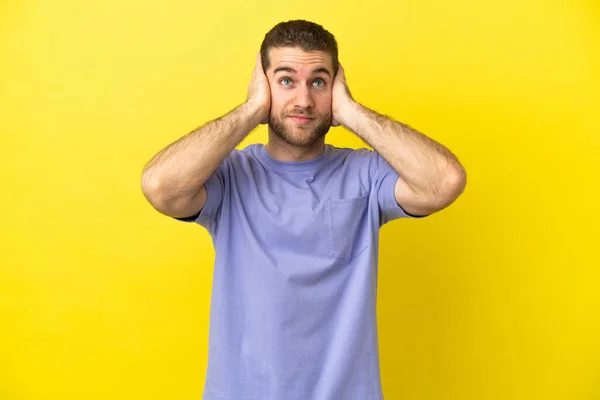 Schöner Blonder Mann Über Isoliertem Gelben Hintergrund Frustriert Und Mit — Stockfoto