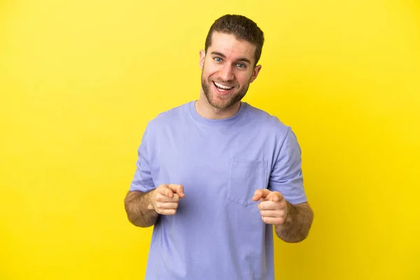 Hezké Blondýny Muž Přes Izolované Žluté Pozadí Překvapené Ukazuje Dopředu — Stock fotografie