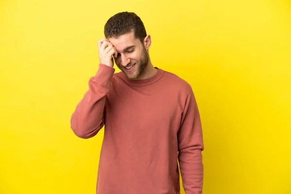 Sarışın Yakışıklı Adam Izole Edilmiş Sarı Arka Planda Gülüyor — Stok fotoğraf
