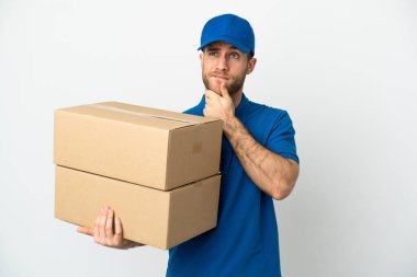 Kargocu beyaz arka planda kuşkuları ve düşünceleri var.