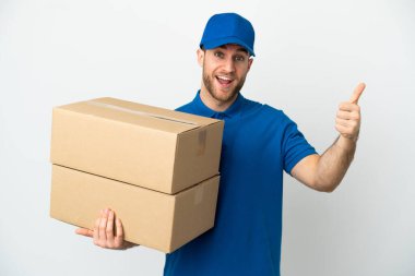 Teslimatçı beyaz arka planda, iyi bir şey olduğu için baş parmakları yukarıda.