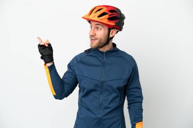 Genç bisikletçi, beyaz arka planda izole edilmiş bir şekilde parmağını kaldırarak çözümü bulmayı umuyor.