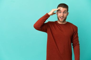 Soyutlanmış mavi geçmişi olan yakışıklı sarışın bir adam bir şey fark etti ve çözüme niyetlendi.