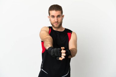 İzole edilmiş beyaz arka planda yakışıklı sarışın adam kolunu uzatıyor.