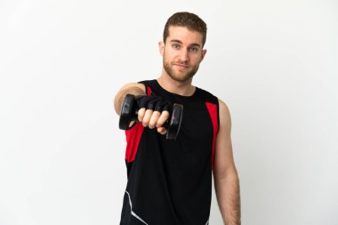 Yakışıklı sarışın adam izole edilmiş beyaz arka planda halter yapıyor.