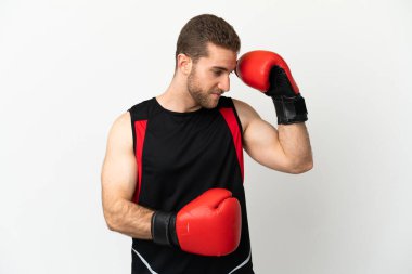 Yakışıklı, sarışın, soyutlanmış, beyaz, boks eldivenli bir adam.