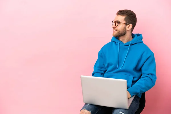 Jovem Sentado Uma Cadeira Com Laptop Olhando Lado — Fotografia de Stock