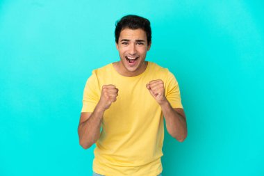 Izole mavi arka plan üzerinde Kafkas yakışıklı adam kötü bir durum tarafından sinirli