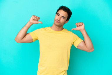 Kafkas yakışıklı adam soyutlanmış mavi arka plan gururlu ve kendini beğenmiş