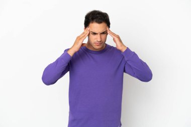 Kafkasyalı yakışıklı, soyutlanmış beyaz bir geçmişi ve baş ağrısı var.