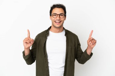 Kafkasyalı yakışıklı, soyutlanmış beyaz arka plan harika bir fikre işaret ediyor.