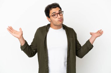 Kafkasyalı yakışıklı, soyutlanmış beyaz arka planda şüpheli davranışlar sergiliyor.