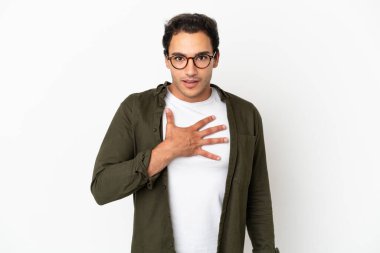 Kafkas yakışıklı adam soyutlanmış beyaz arka planda şaşırmış ve şok olmuştu.