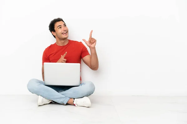 Caucasian Handsome Man Laptop Sitting Floor Pointing Index Finger Great — ストック写真