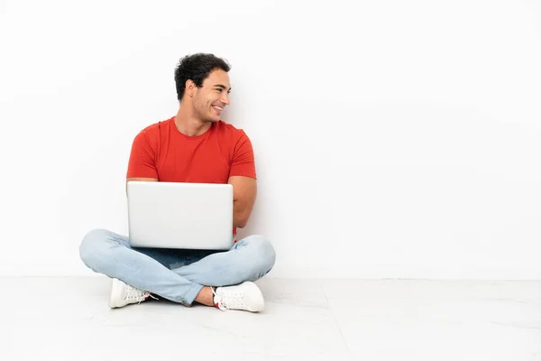 Caucasian Handsome Man Laptop Sitting Floor Looking Side — Φωτογραφία Αρχείου