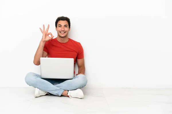 Caucasian Handsome Man Laptop Sitting Floor Showing Sign Fingers — Φωτογραφία Αρχείου