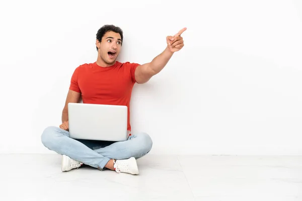 Caucasian Handsome Man Laptop Sitting Floor Pointing Away — Φωτογραφία Αρχείου