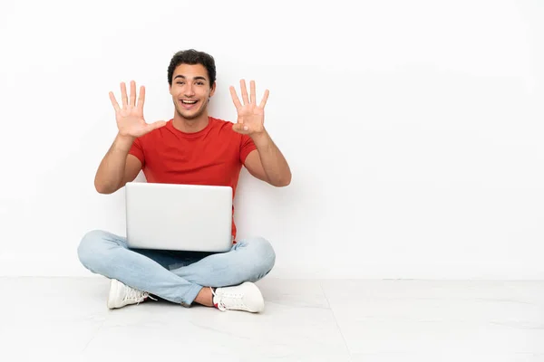 Caucasian Handsome Man Laptop Sitting Floor Counting Nine Fingers — Φωτογραφία Αρχείου