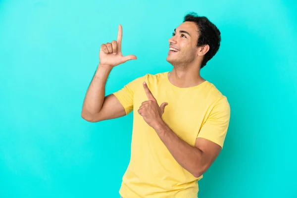 Uomo Bello Caucasico Sfondo Blu Isolato Che Punta Con Dito — Foto Stock