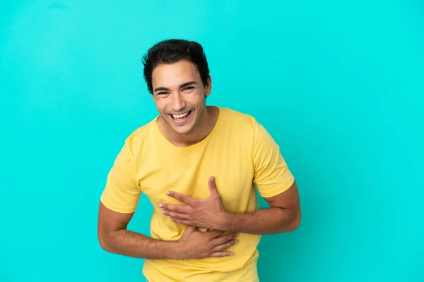 Kavkazský Pohledný Muž Přes Izolované Modré Pozadí Hodně Usmívá — Stock fotografie