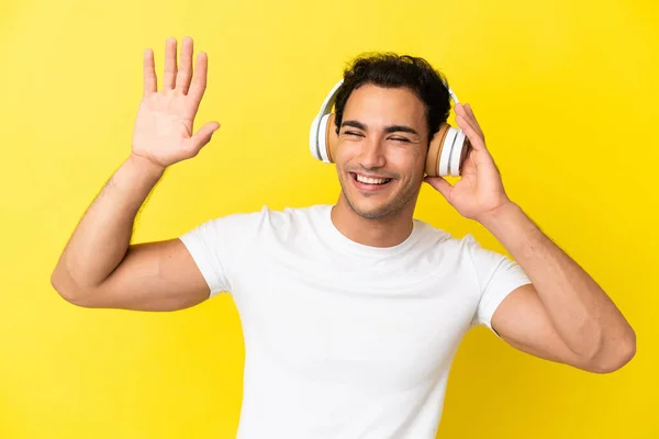 Kaukasische Knappe Man Geïsoleerde Gele Achtergrond Luisteren Muziek Dansen — Stockfoto
