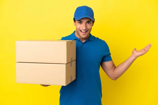 Delivery Man Isolated Yellow Wall Shocked Facial Expression — Fotografia de Stock