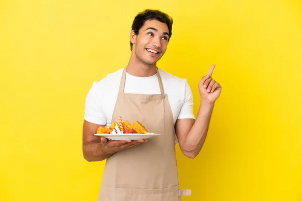Restaurant Waiter Holding Waffles Isolated Yellow Background Pointing Great Idea — Stockfoto