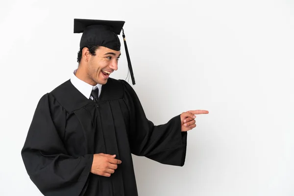 Jong Universitair Afgestudeerd Geïsoleerde Witte Achtergrond Wijzend Vinger Naar Zijkant — Stockfoto