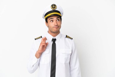 İzole edilmiş beyaz arka plan üzerinde uçağın pilotu şans diliyor ve en iyisini diliyor.